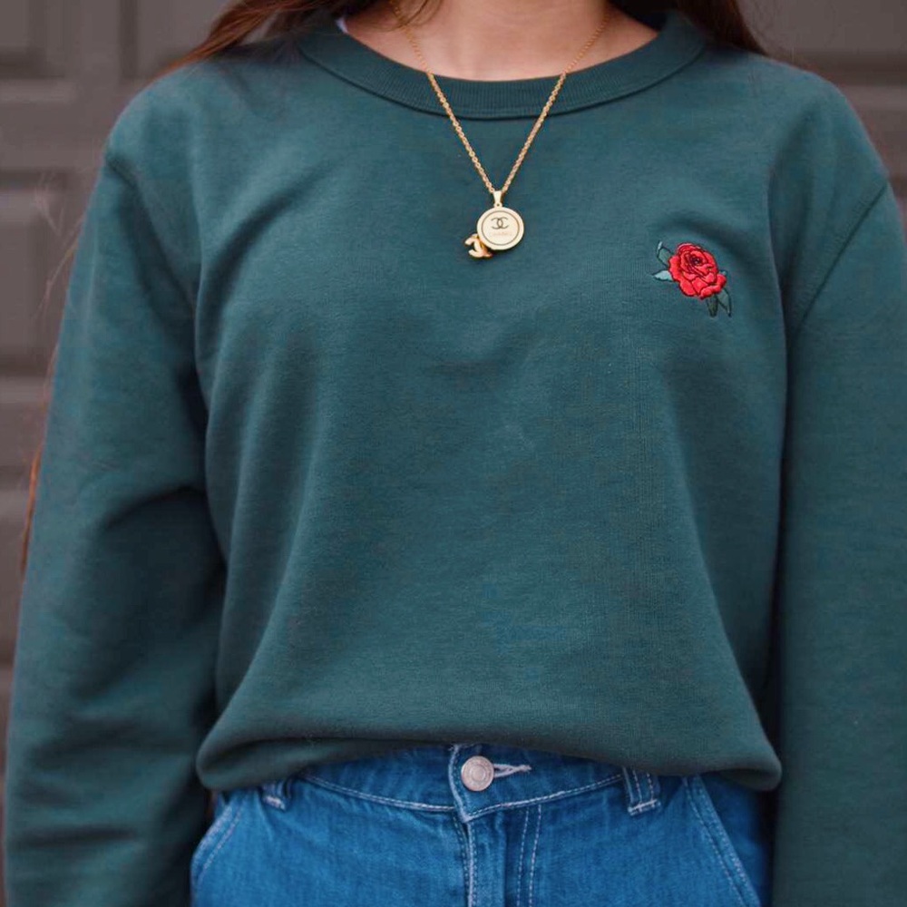 ROSE EMBROIDERY SWEATER